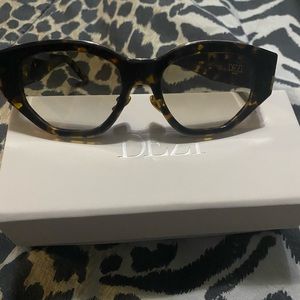 Dezi sunglasses “Charge It” in tort